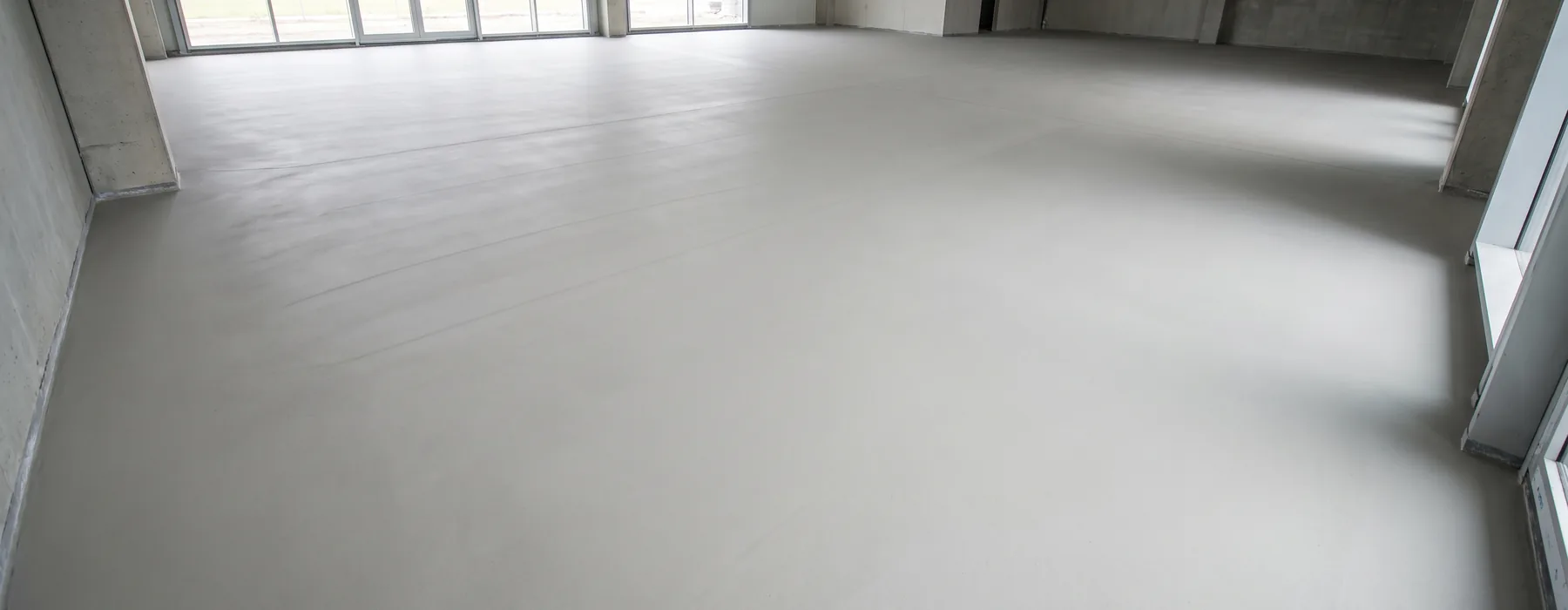Een houten vloer vlak maken vraagt om meer dan egaline gieten. Wij van Vloer Egaliseren Service controleren planken, multiplex of OSB, zetten losse delen vast en meten vocht, hoogteverschillen en draagkracht. Bij een houten ondergrond laten egaliseren gebruiken we primer, vezelversterkte egaliseermortel en de juiste laagdikte. Zo krijg je een sterke, vlakke basis voor pvc, [&hellip;]