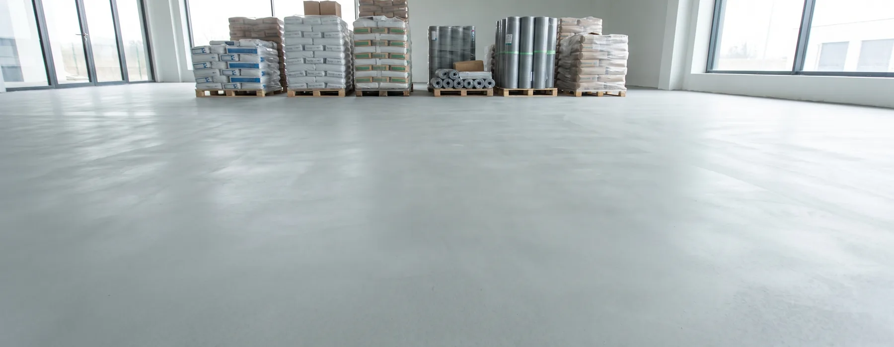 cementdekvloer-lege-magazijnvloer-pallets