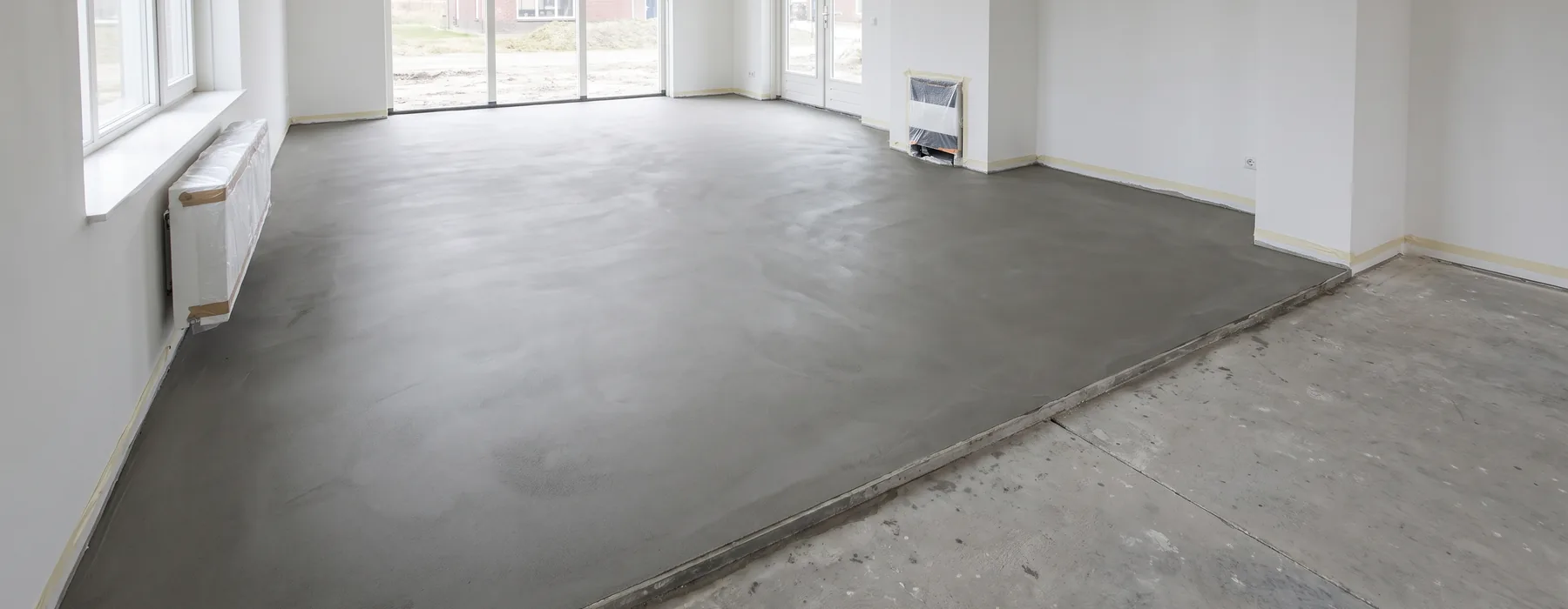 7 tips om zandende plekken en scheuren in een cementdekvloer vroeg te herkennen.