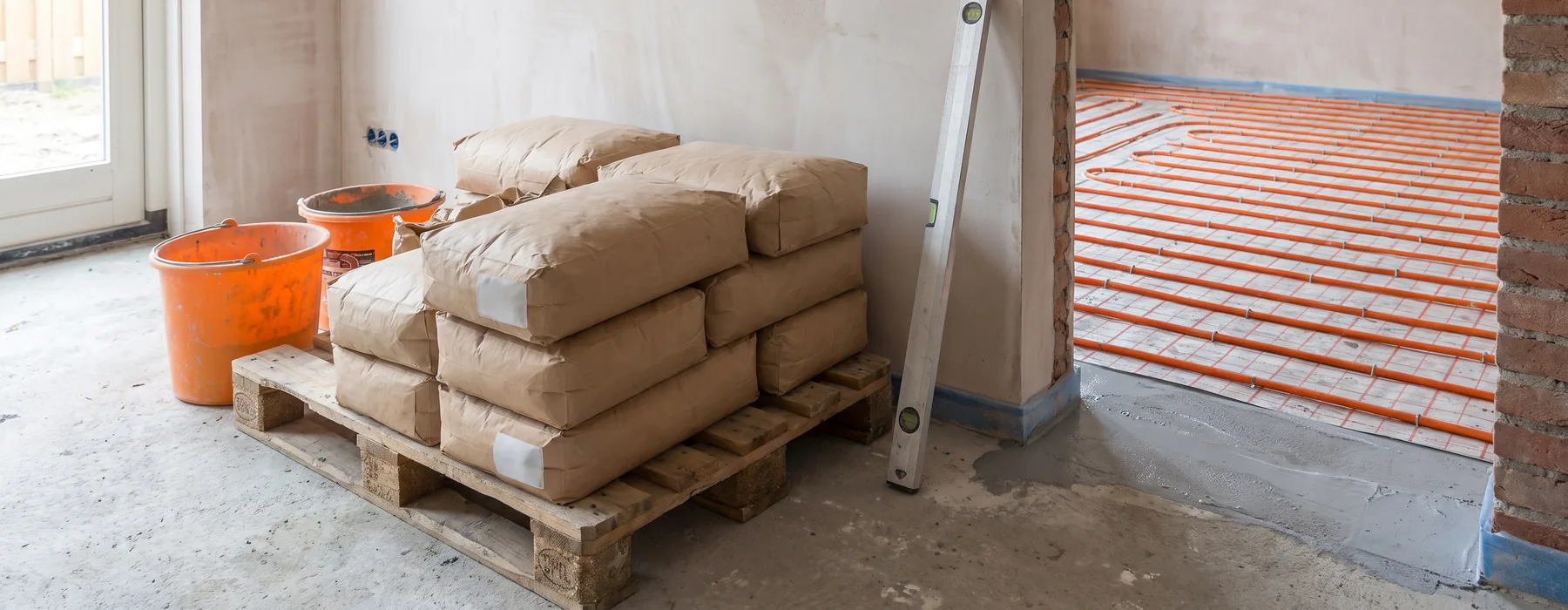 Een vlakke bedrijfsvloer voorkomt problemen bij pvc, tapijt, gietvloer of tegelwerk in je kantoor, winkel, praktijk of bedrijfsruimte.Bij zakelijk vloer egaliseren meten wij de ondervloer, herstellen we scheuren en brengen we de juiste egalisatielaag aan op beton of anhydriet.Vloer Egaliseren Service helpt ondernemers aan een strakke, duurzame vloerbasis zonder onnodige stilstand. Vraag een offerte aan [&hellip;]