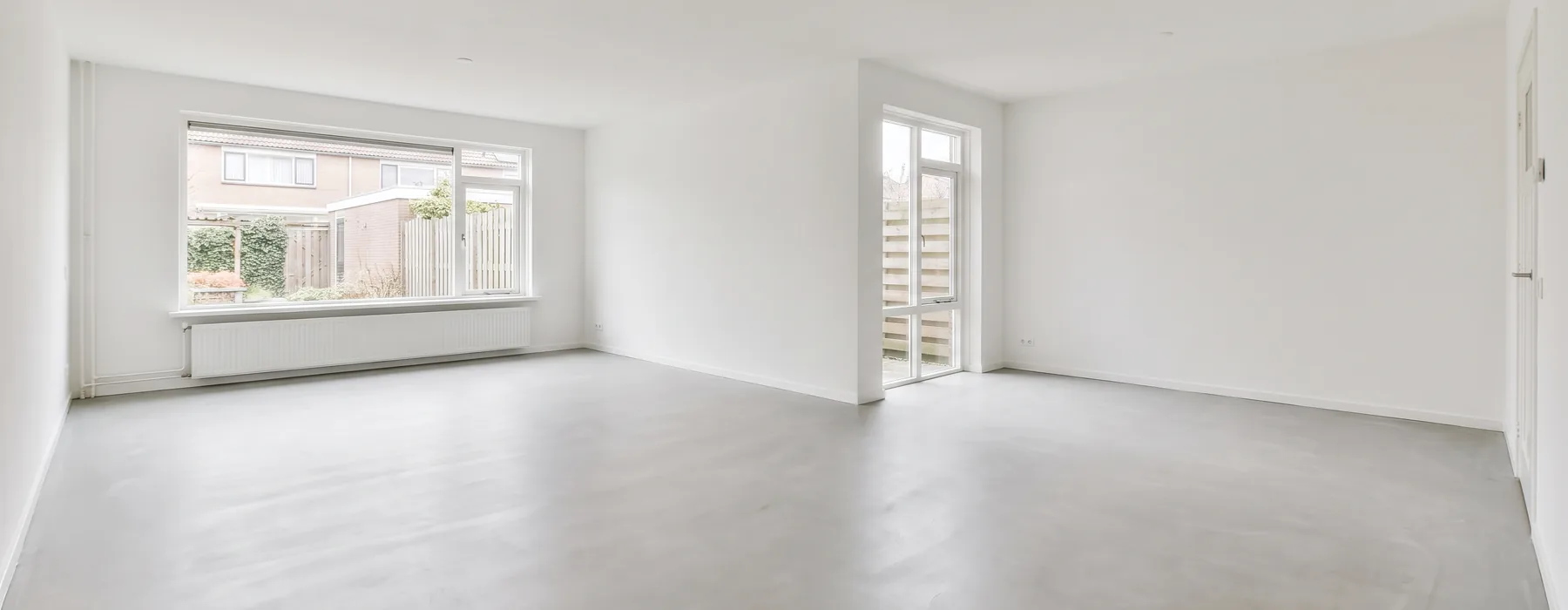 Een vlakke betonvloer is de veilige basis voor strak parket zonder kieren, kraken of hoogteverschil. Wij van Vloer Egaliseren Service egaliseren betonvloeren voor parket in heel Nederland, voor woningen, winkels en renovaties. We meten de ondergrond, controleren vocht, herstellen scheuren, primeren en brengen egaline aan. Zo krijgt jouw houten vloer of lamelparket een stabiele, droge [&hellip;]