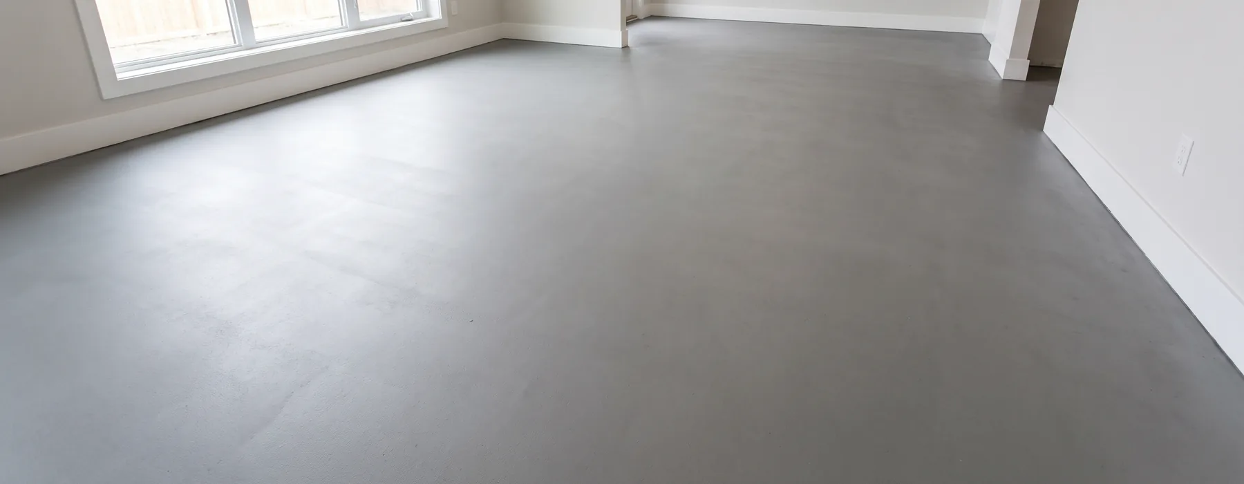 primer-lege-kamer-grijze-vloer