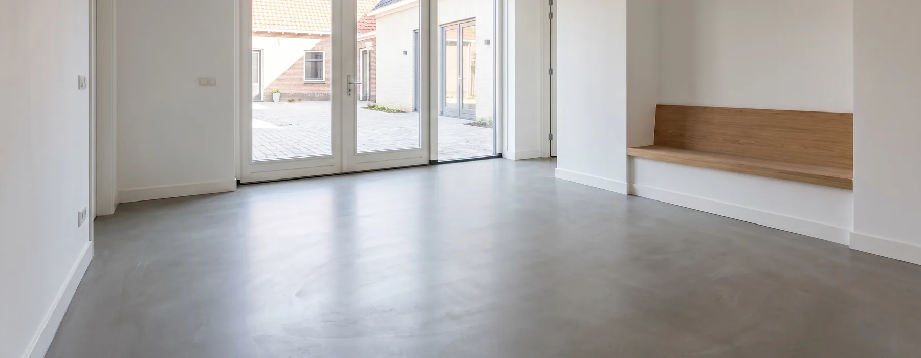 vloerafwerking-strakke-betonvloer-woonkamer