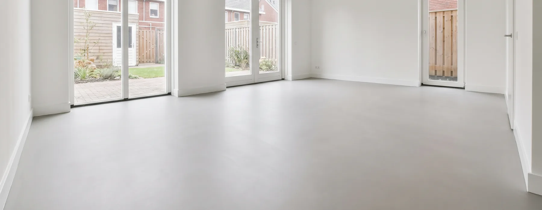 vloerafwerking-strakke-gietvloer-woonkamer-licht